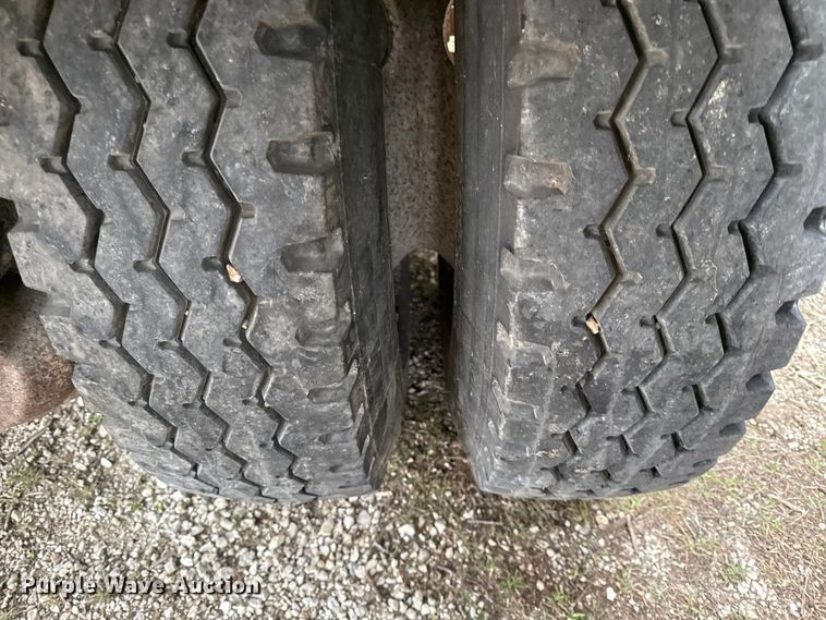 image for item EN0181 2006 Pacer AT45L feed delivery trailer