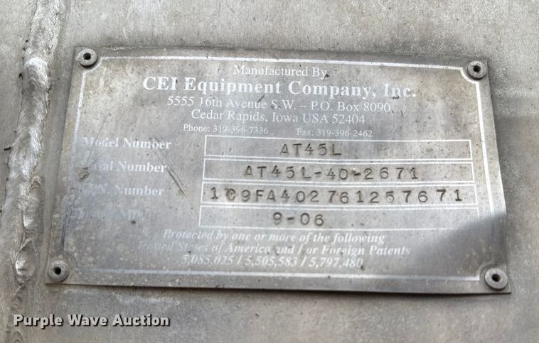 image for item EN0181 2006 Pacer AT45L feed delivery trailer