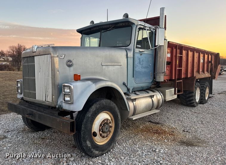 image for item EN0861 1986 International F-9370 manure spreader truck