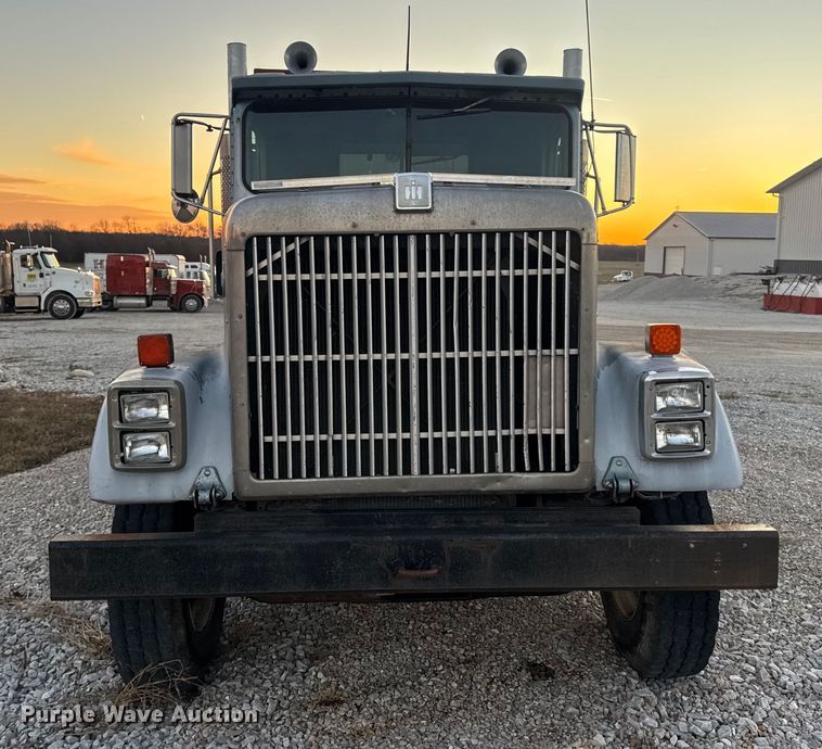 image for item EN0861 1986 International F-9370 manure spreader truck