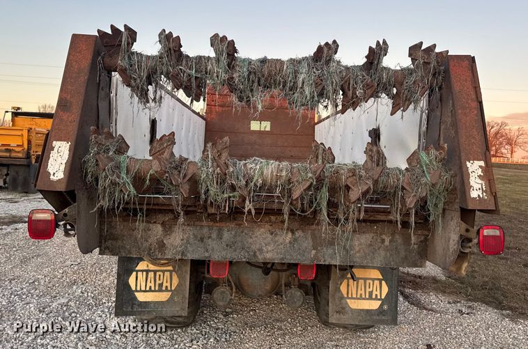 image for item EN0861 1986 International F-9370 manure spreader truck