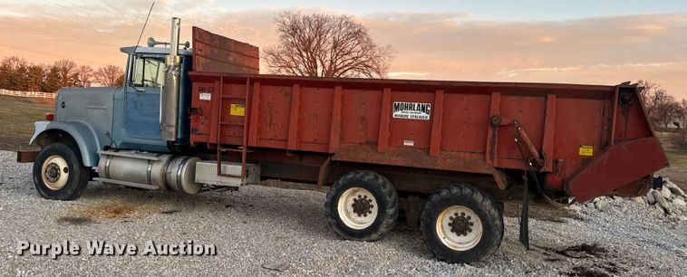 image for item EN0861 1986 International F-9370 manure spreader truck