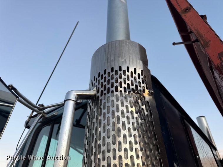 image for item EN0861 1986 International F-9370 manure spreader truck