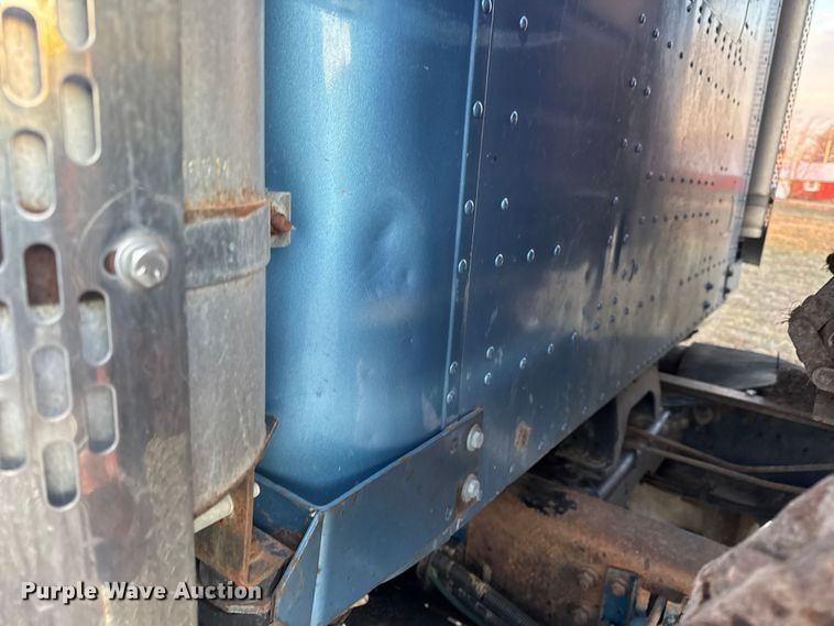 image for item EN0861 1986 International F-9370 manure spreader truck