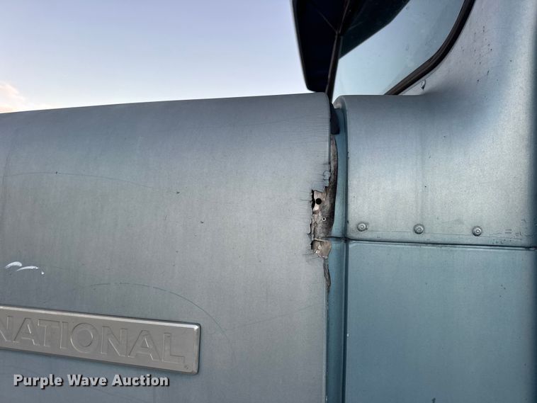 image for item EN0861 1986 International F-9370 manure spreader truck