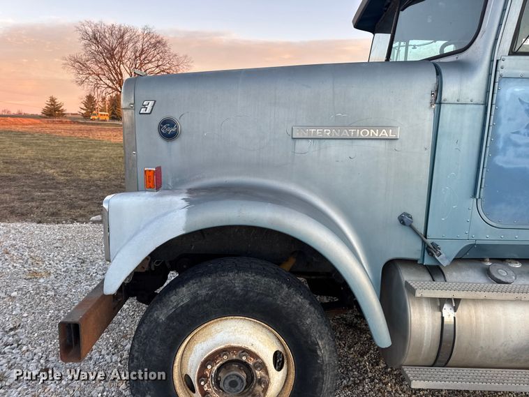 image for item EN0861 1986 International F-9370 manure spreader truck