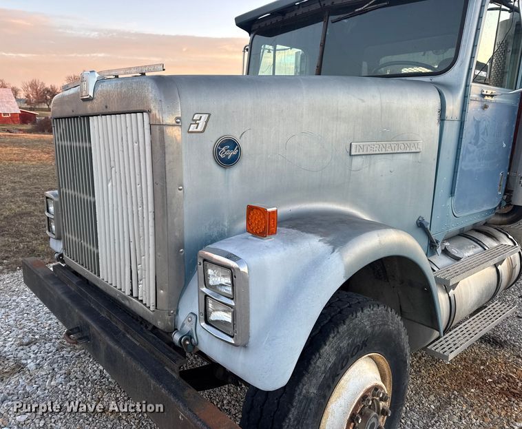 image for item EN0861 1986 International F-9370 manure spreader truck