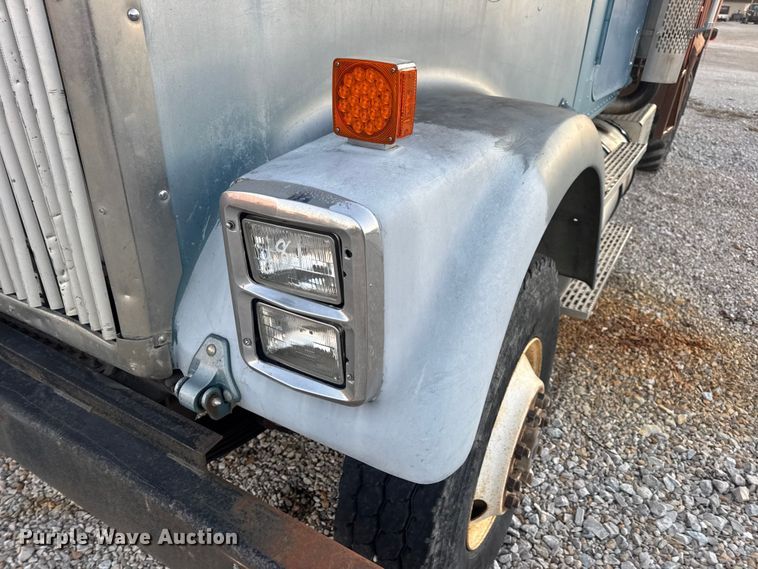 image for item EN0861 1986 International F-9370 manure spreader truck