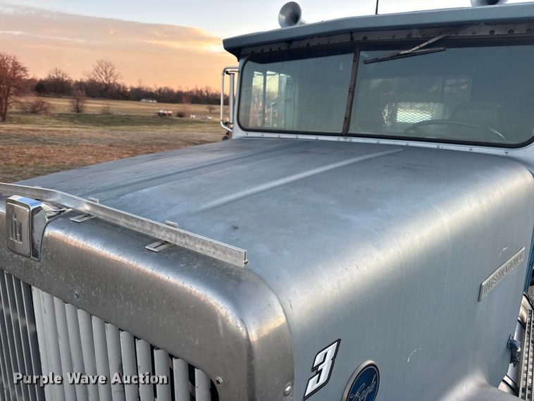 image for item EN0861 1986 International F-9370 manure spreader truck