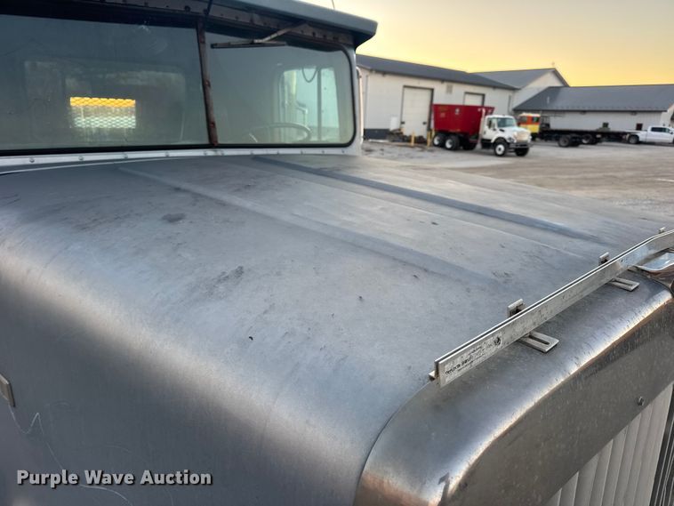 image for item EN0861 1986 International F-9370 manure spreader truck