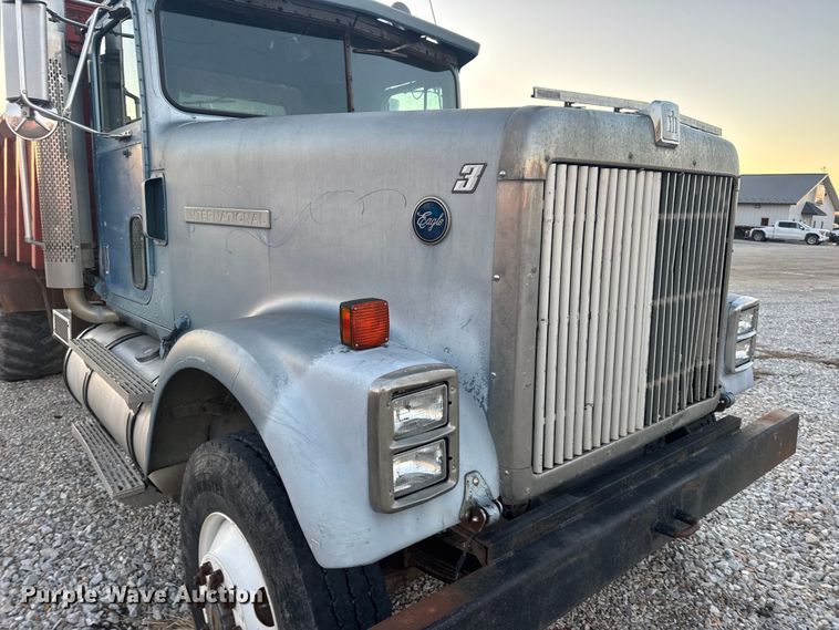 image for item EN0861 1986 International F-9370 manure spreader truck