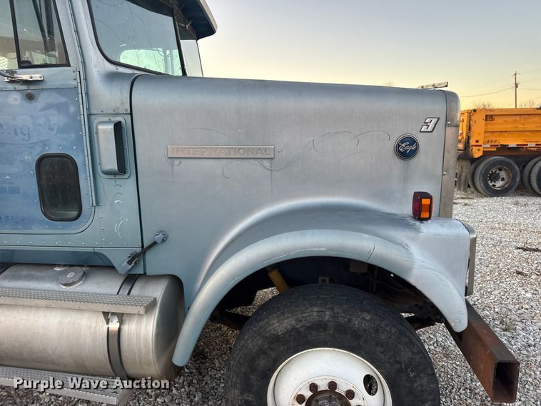 image for item EN0861 1986 International F-9370 manure spreader truck