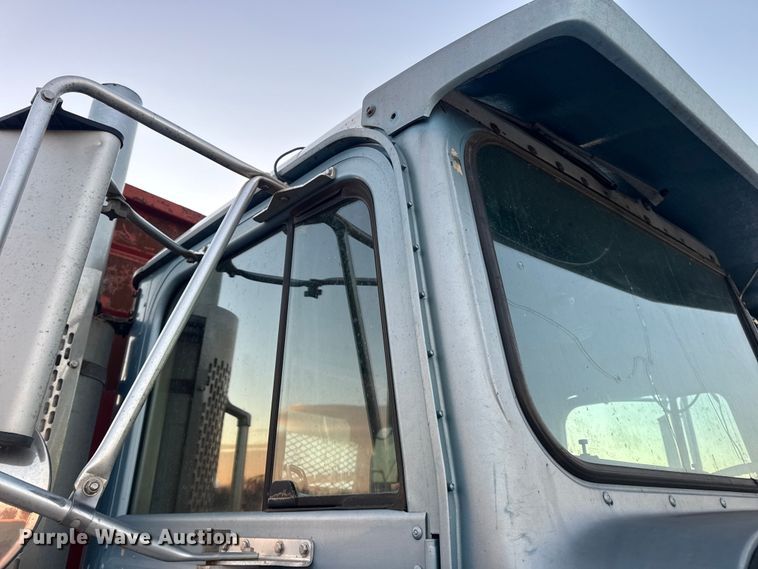 image for item EN0861 1986 International F-9370 manure spreader truck