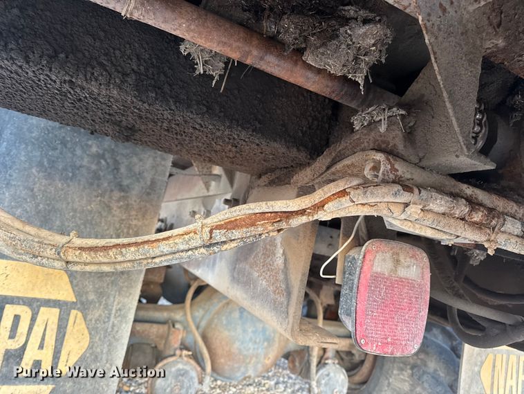 image for item EN0861 1986 International F-9370 manure spreader truck