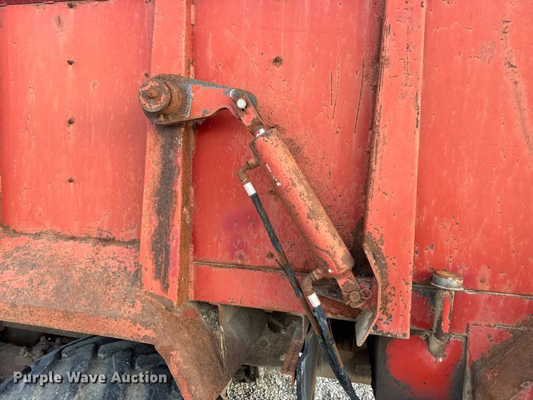 image for item EN0861 1986 International F-9370 manure spreader truck
