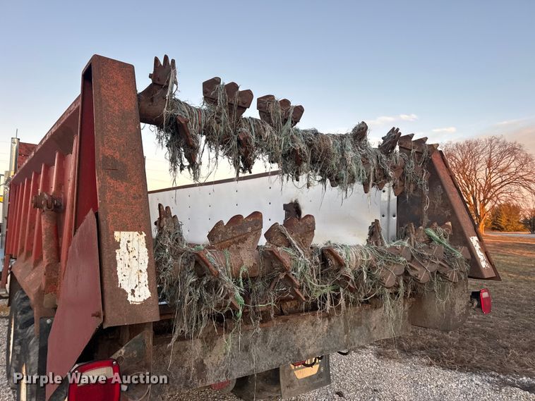 image for item EN0861 1986 International F-9370 manure spreader truck