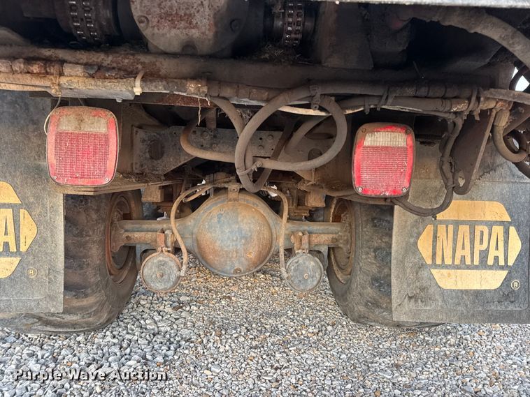 image for item EN0861 1986 International F-9370 manure spreader truck