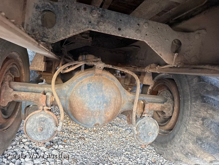 image for item EN0861 1986 International F-9370 manure spreader truck