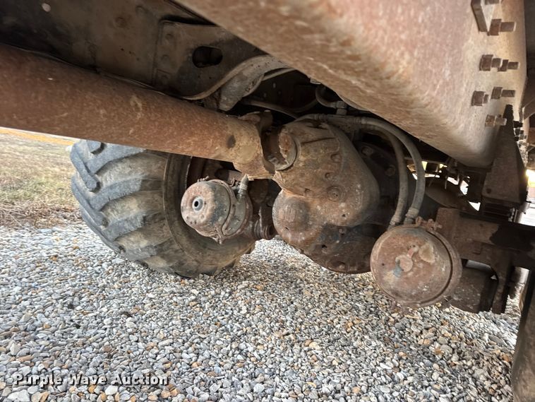 image for item EN0861 1986 International F-9370 manure spreader truck