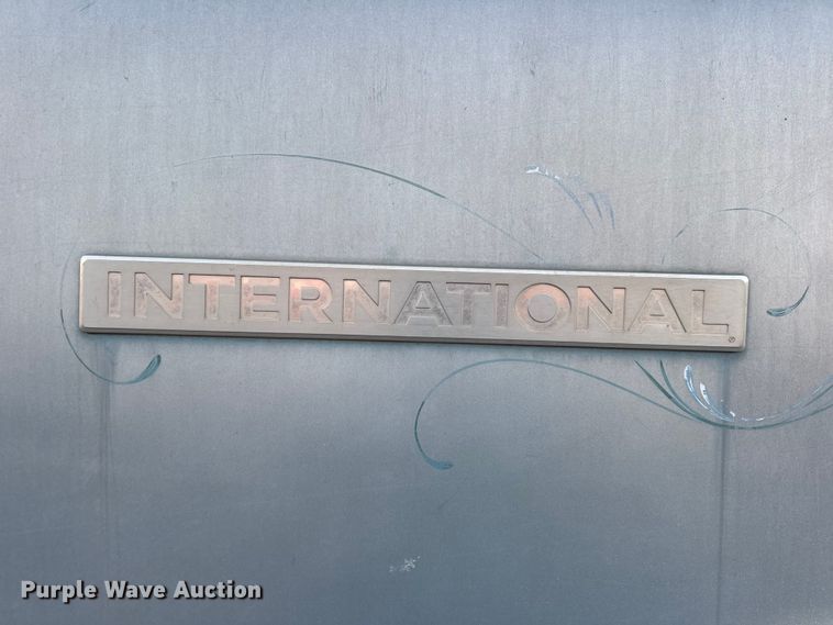 image for item EN0861 1986 International F-9370 manure spreader truck