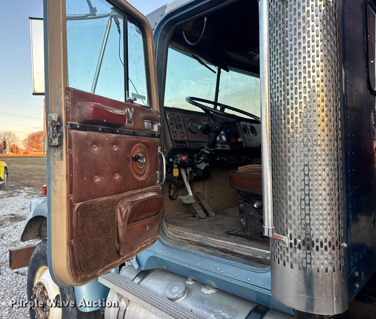 image for item EN0861 1986 International F-9370 manure spreader truck