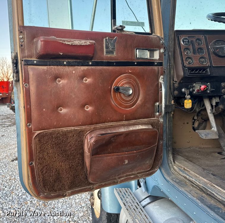 image for item EN0861 1986 International F-9370 manure spreader truck