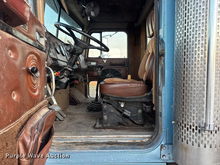 image for item EN0861 1986 International F-9370 manure spreader truck