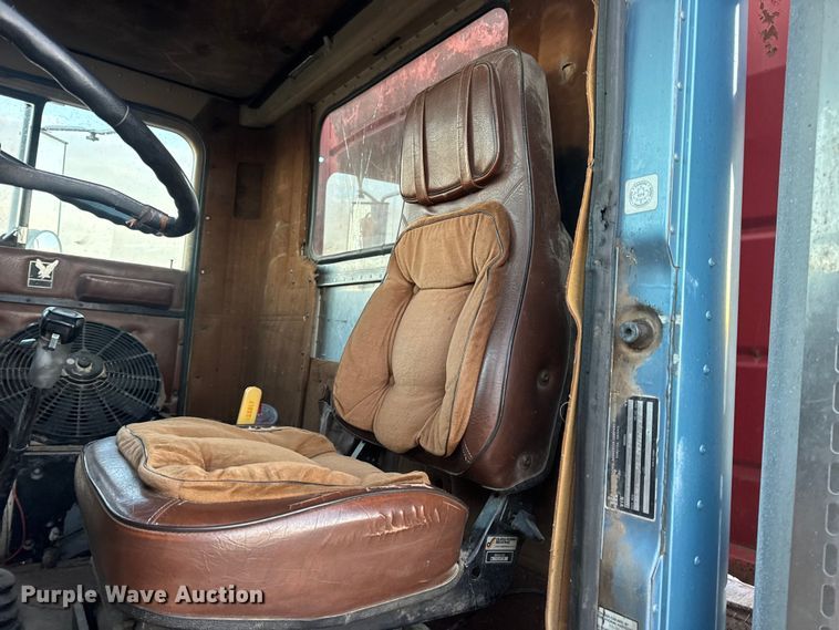 image for item EN0861 1986 International F-9370 manure spreader truck