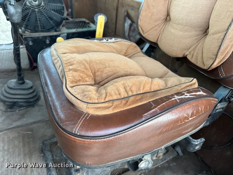 image for item EN0861 1986 International F-9370 manure spreader truck