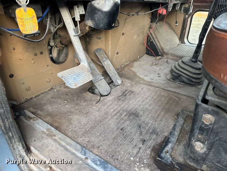 image for item EN0861 1986 International F-9370 manure spreader truck