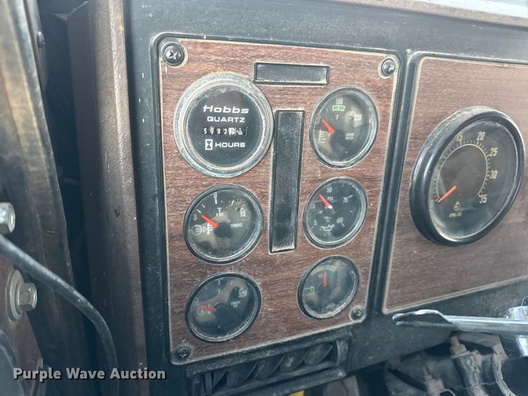 image for item EN0861 1986 International F-9370 manure spreader truck