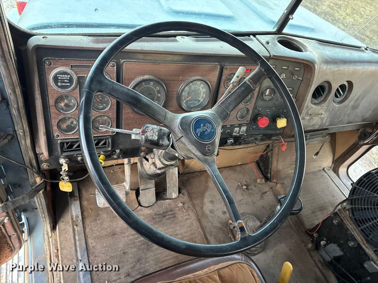 image for item EN0861 1986 International F-9370 manure spreader truck