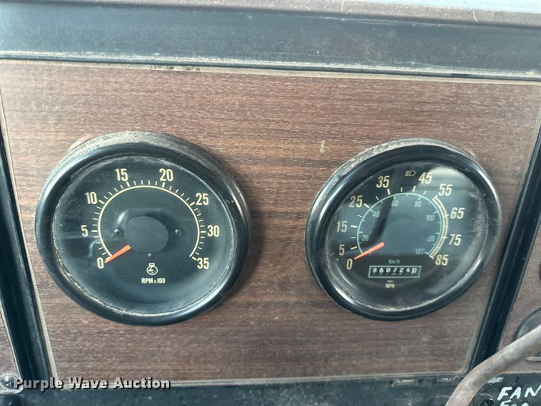 image for item EN0861 1986 International F-9370 manure spreader truck