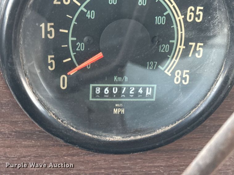 image for item EN0861 1986 International F-9370 manure spreader truck