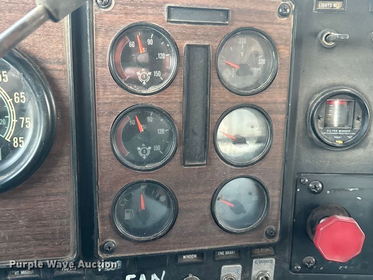 image for item EN0861 1986 International F-9370 manure spreader truck