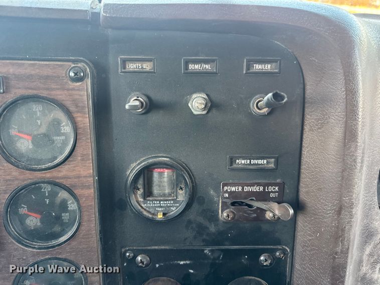 image for item EN0861 1986 International F-9370 manure spreader truck