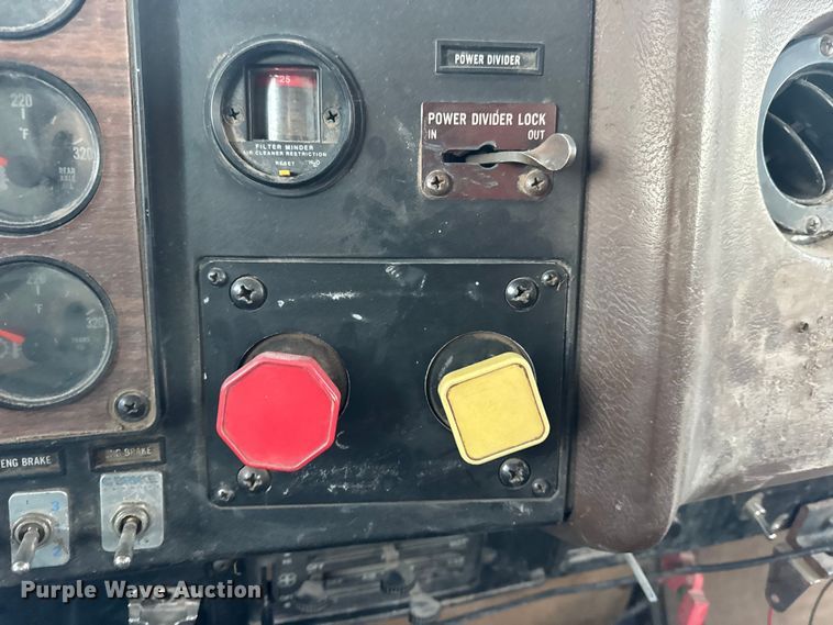 image for item EN0861 1986 International F-9370 manure spreader truck