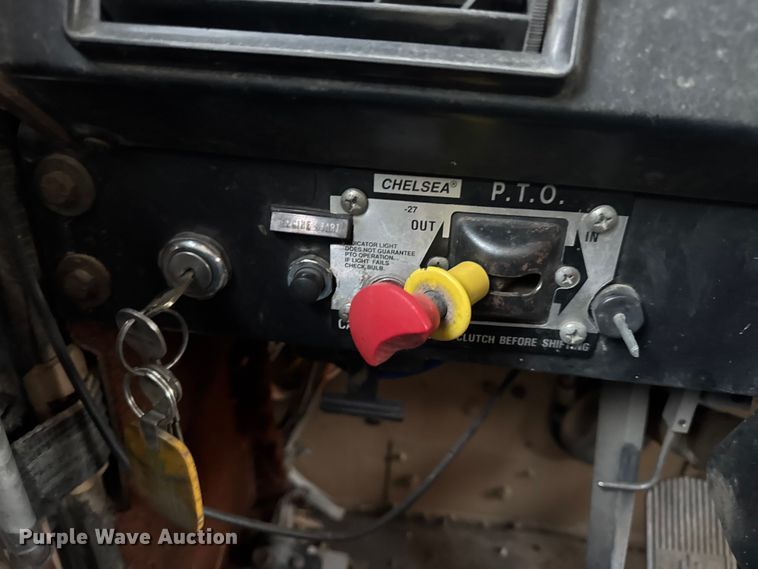 image for item EN0861 1986 International F-9370 manure spreader truck