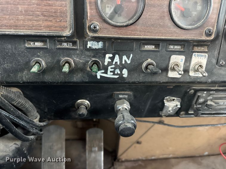 image for item EN0861 1986 International F-9370 manure spreader truck