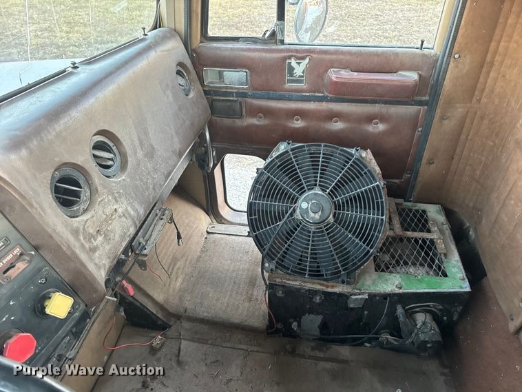 image for item EN0861 1986 International F-9370 manure spreader truck