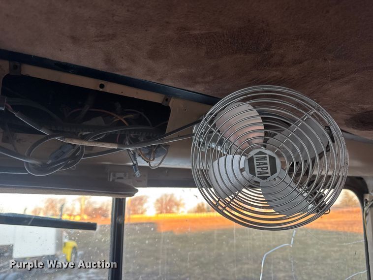 image for item EN0861 1986 International F-9370 manure spreader truck