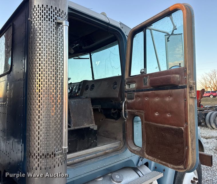 image for item EN0861 1986 International F-9370 manure spreader truck