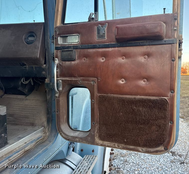 image for item EN0861 1986 International F-9370 manure spreader truck