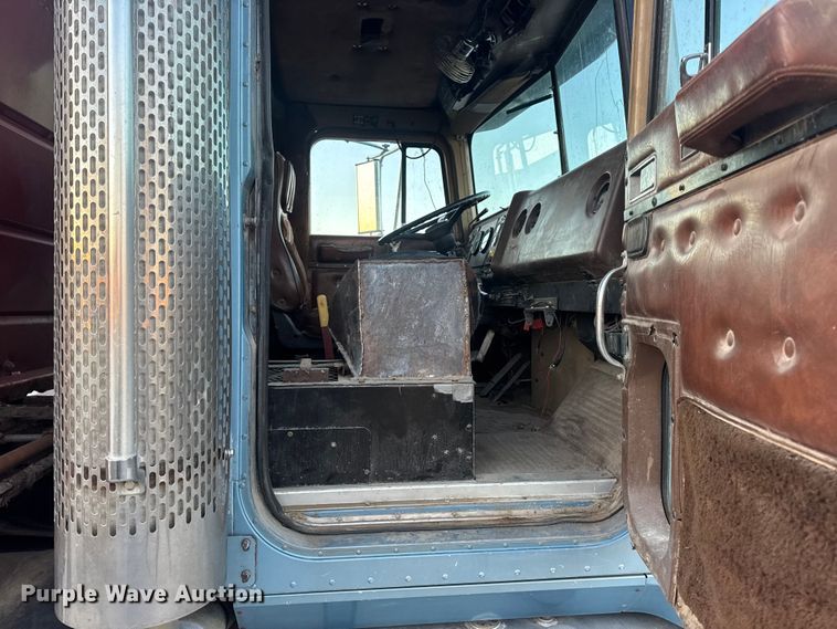 image for item EN0861 1986 International F-9370 manure spreader truck