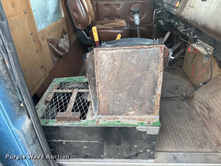 image for item EN0861 1986 International F-9370 manure spreader truck