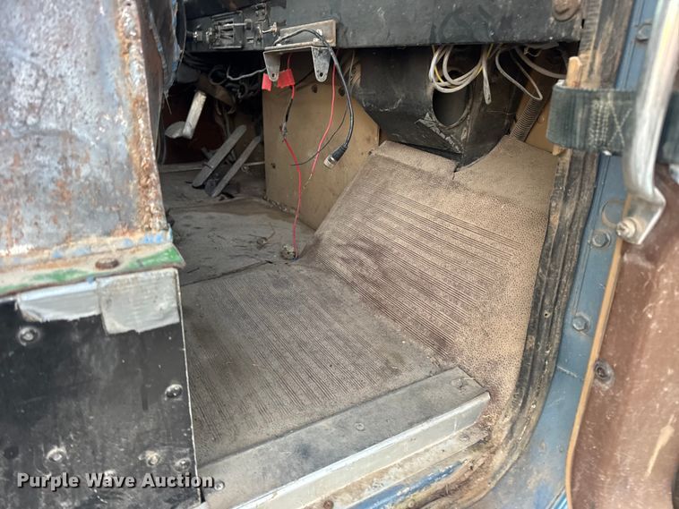 image for item EN0861 1986 International F-9370 manure spreader truck