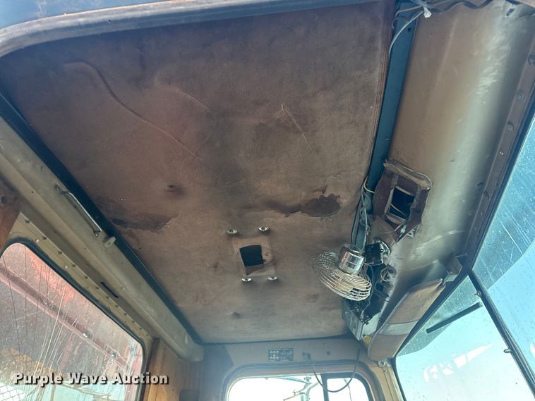 image for item EN0861 1986 International F-9370 manure spreader truck