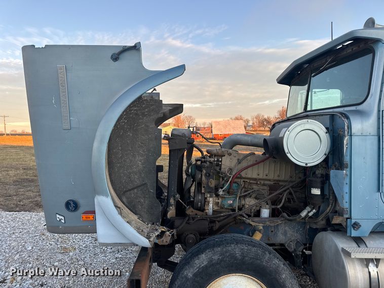 image for item EN0861 1986 International F-9370 manure spreader truck