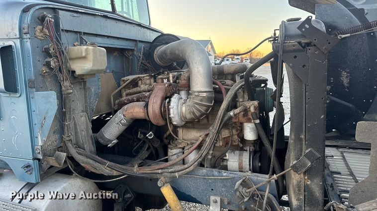 image for item EN0861 1986 International F-9370 manure spreader truck