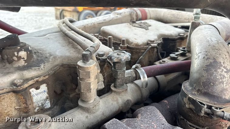 image for item EN0861 1986 International F-9370 manure spreader truck